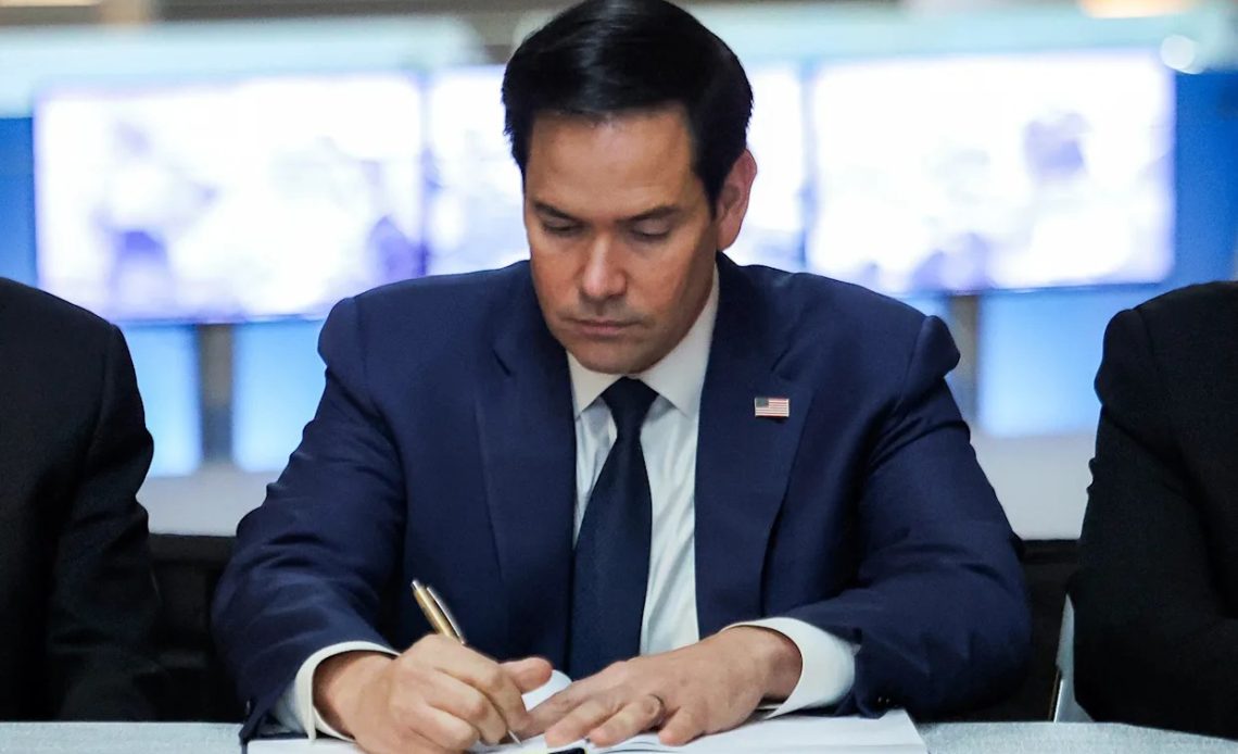 Marco rubio firmando acuerdo con Paraguay