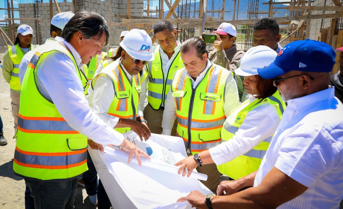 Ministro Paliza y director del DA inspeccionan avance aeropuerto El Granero del Sur, en San Juan