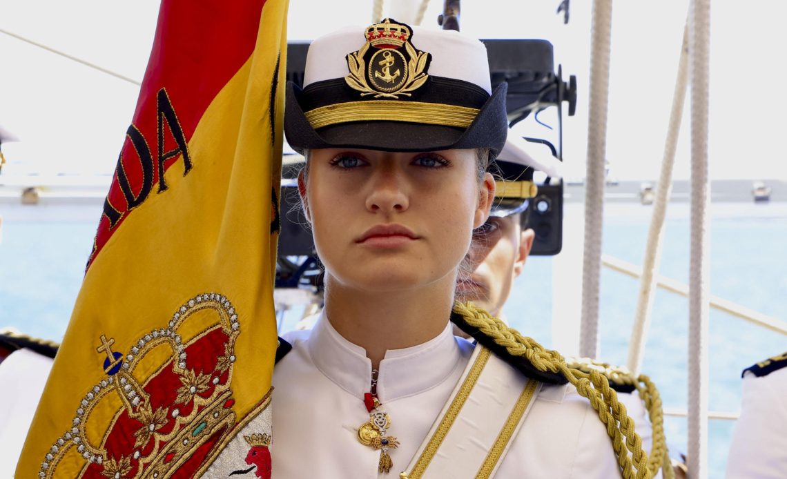 La princesa Leonor es abanderada en el acto de jura en el buque Elcano en Montevideo