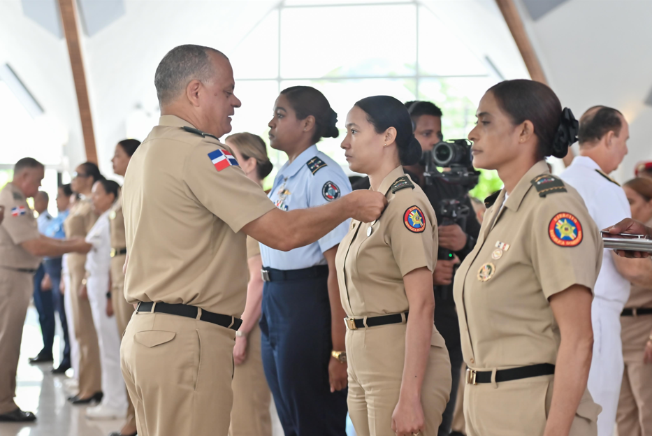 Ministerio de Defensa reconoce a militares en el Día Internacional de la Mujer