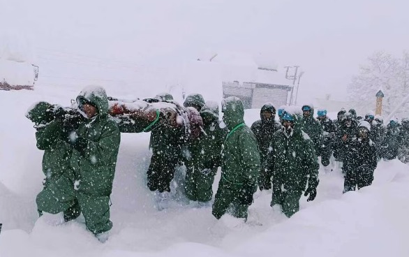 Rescatan 46 personas que estuvieron 36 horas atrapados por una avalancha de nieve