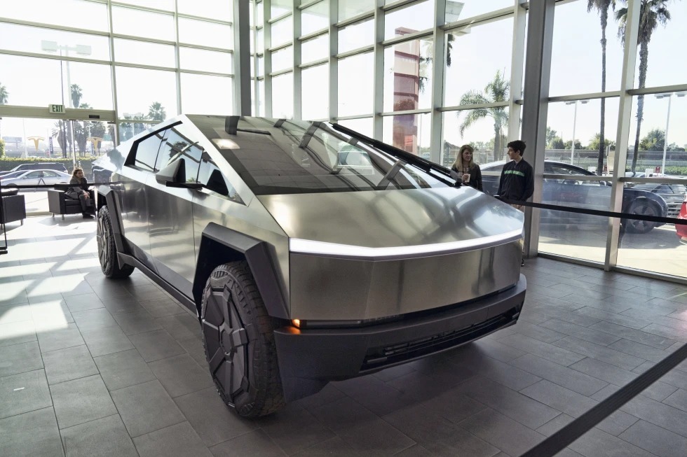 Un Tesla Cybertruck en un concesionario en Buena Park, California